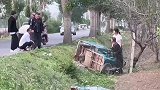 大爷连续两次把三轮车开进沟里