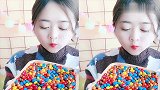 美女直播吃彩色巧克力豆，五颜六色的非常漂亮，是我向往的生活