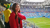 PP体育前方日记：俄罗斯的桑巴热 美女记者被疯狂球迷举高高