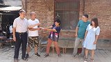 母亲再婚带走20万拆迁款，儿子结婚却不管不问，很快报应来了