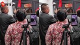 网红敲锣打鼓上门拜师大衣哥，朱之文被网友吐槽：自我炒作