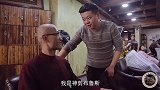 光头大叔让发型师烫发，看发型师如何机智应对，最后结局太搞笑了