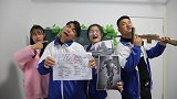 按成绩领取装备，学霸100分领武装坦克，学渣100分竟要挨罚