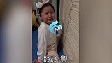 萌娃学跳舞压腿太疼崩溃哭到抽搐 有理有据“吐槽”妈妈听完笑喷