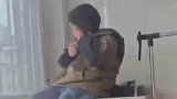 女子家洗衣机震动大，让孩子坐上面压住
