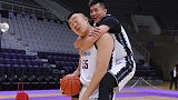 【PP体育在现场】当伴郎不能饿着！ 郭少后台备场不忘补充能量