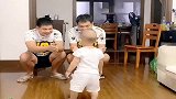 双胞胎爸爸同时求抱抱，宝宝的这一举动，真是太搞笑了