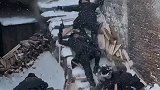 拍戏现场，大雪纷飞，一场动作戏