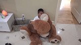 恶作剧：调皮的儿子藏在玩偶里，偷偷把回来的母亲整蛊了