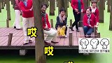 七仙女在景区拍照打卡，大妈们没有一个多余动作