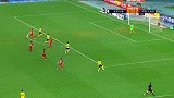 韦世豪边路起飞下底传中 何超门前杂耍式后脚跟攻门被封堵