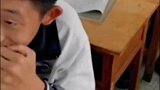 男孩物理考试第一次及格，老师课堂上暖心握手鼓励