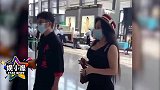 邹市明夫妇亮相机场，冉莹颖生3子后身材仍火辣，被指像打膨化剂