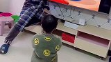 原来爸爸带娃看动画片是这样的