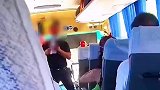 导游车上批评游客花钱少