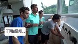 男子故意恶搞警察，被抓住后直接带上警车，朋友们懵了