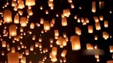 旅游-实拍泰国水灯节现场 万人齐放孔明灯壮观景象