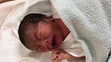 刚从产房回到病房的新生儿，很痛苦的样子，这到底是咋了