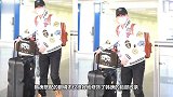 韩庚穿印花棒球服扮酷自推行李箱低调有范