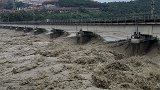 四川发生50年一遇洪水 8100吨火车重车压梁应对洪峰过境