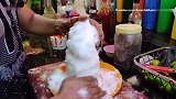 印度人将沙冰做成艺术品，捏成小山淋上色素，堪称夏季解暑神器