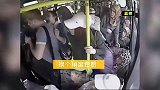 土耳其男子公交车上猥亵女子 遭整车女乘客暴打
