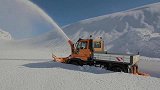 除雪车清理阿尔卑斯山道路上一米厚积雪