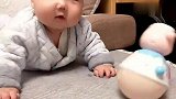 五个月宝宝与不倒翁较劲，敌不动我不动，敌一动，我就哭，萌翻了