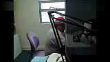 搞笑-20120302-黑哥们被吓个屁墩