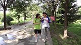 小伙十秒吃完一根香蕉，没想到美女三秒就吃完了十个西瓜
