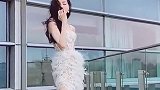 迪丽热巴白色镂空羽毛裙 真是太绝了！一起来感受夏天的微风吧！
