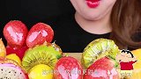美女吃脆皮草莓、哈密瓜、火龙果、一口咬下去真过瘾，向往的生活