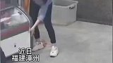 玻璃门突然倒下砸向女子，女子后背受到重重一击