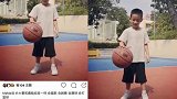 应采儿晒儿子Jasper打篮球视频，单腿撑地打球模有范儿