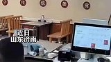 环卫工人进店打包面条，暖心老板借口“找不开”免费送