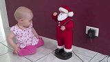 小宝宝见到扭屁股的圣诞老人玩具，立马跟着摇摆起来