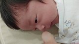 新生婴儿第五天，吸吮反射很强烈，妈妈用手指逗得超有趣