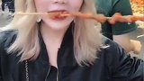 吃大肉串都这么淑女优雅，一看美女就是大户人家的姑娘