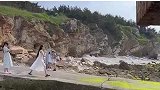 女子想跑向海边，苔藓太滑导致摔倒