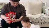 宝贝古灵精怪，一个香吻给爸爸套路了，戴眼镜的干不过穿尿不湿的
