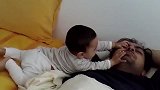爸爸：好想睡懒觉啊，宝宝：不，你不想。谁有娃谁知道！