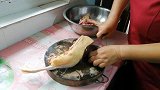 板栗吃法真多，大嫂把板栗和鸭子一起烧，放了这东西比饭店烧的香