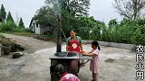 农村小院露天吃火锅，全家人吃了多少？网友的水果是妙配