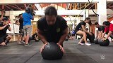 WWE-18年-罗林斯中国行不忘训练 CrossFit健身房备战夏季狂潮-新闻