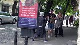 男子穿上盔甲，然后突然出现吓路人，还是外国人会玩啊！