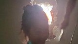 一女子家停电打不开电动门，老公砸墙送女儿上学