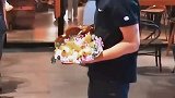男子听说心仪女孩喜欢吃香蕉，特意准备香蕉花向她表白