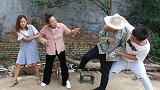 公公看儿子碰见亲家母，被处处刁难，儿媳：我们才是一家人