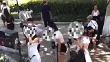 网红聚集街头直播，直播方式让人大跌眼界，公共场合要点脸吧！