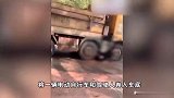 广州一电动车进入泥头车盲区 驾驶员被卷车底
